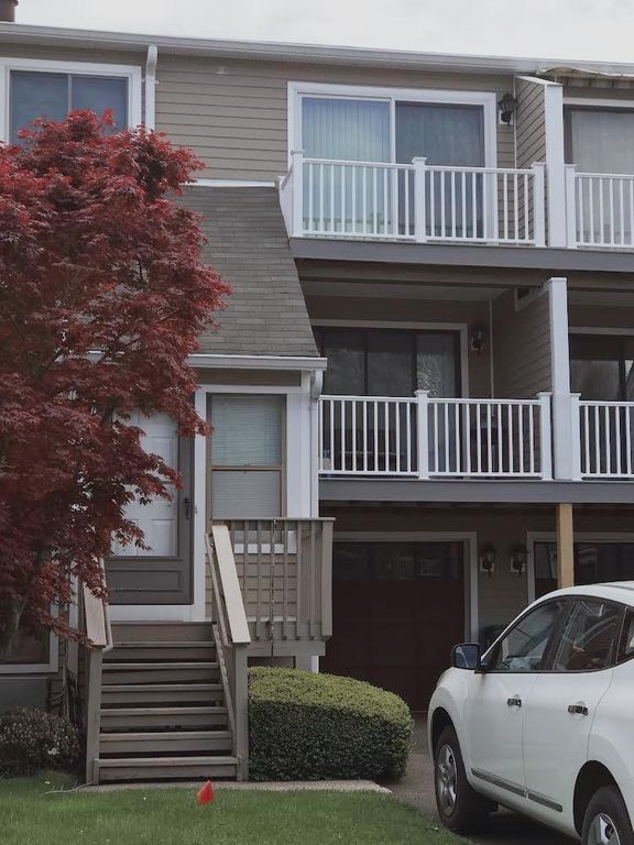 723 Robert Frost Dr, Branford, CT 06405