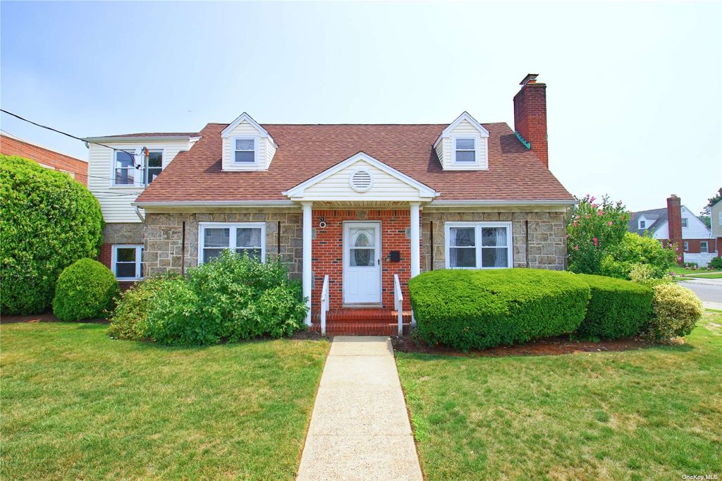 3 clyde court hyde park on sale ny