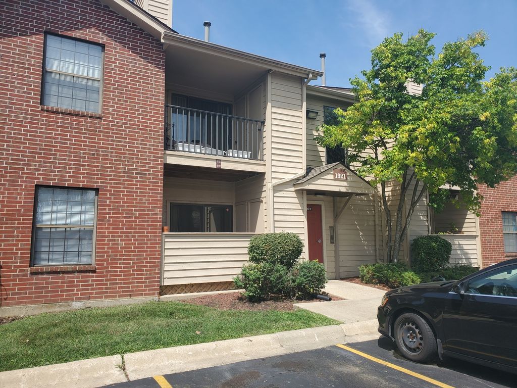 1921 N Hicks Rd #201, Palatine, IL 60074