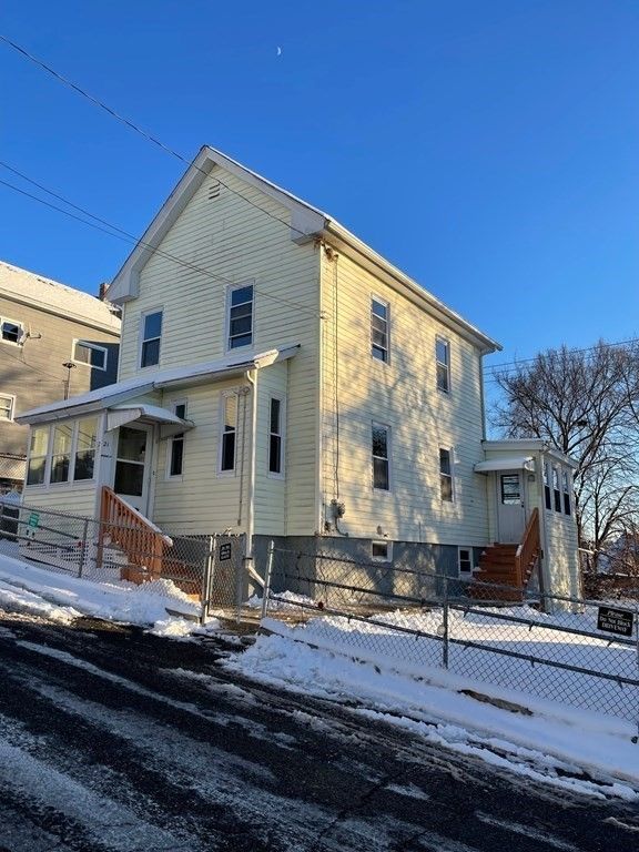 21 Warnock St, Lowell, MA 01852