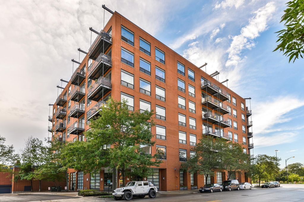 859 W Erie St #604, Chicago, IL 60642