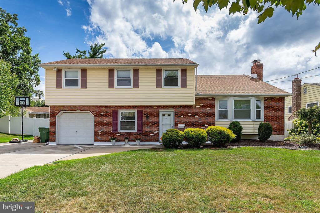 7 Pebble Ln, Cherry Hill, NJ 08002