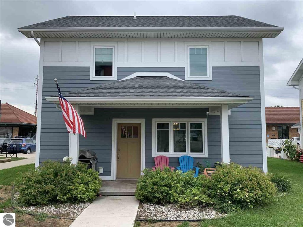 611 Railroad Pl, Traverse City, MI 49686