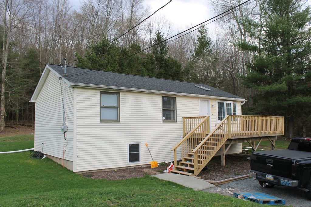 1294 Fernwood Rd, Lake Ariel, PA 18436