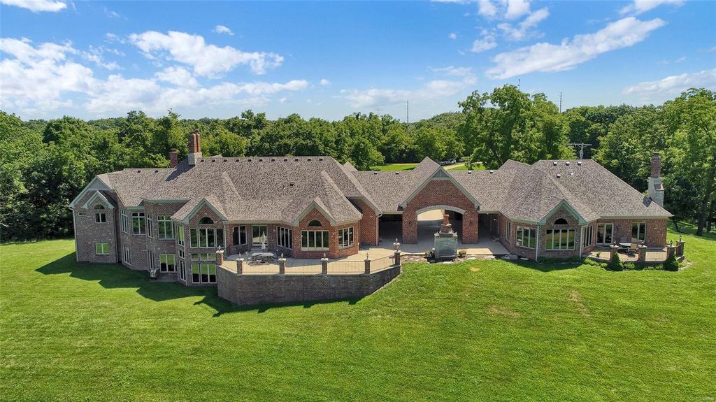 665 Forest Ridge Ln, Pacific, MO 63069