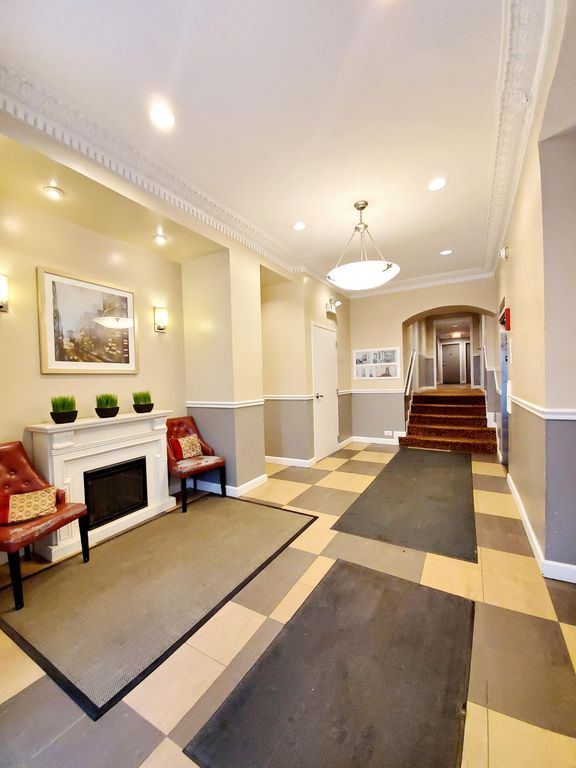 732 W Bittersweet Pl, Chicago, IL 60613