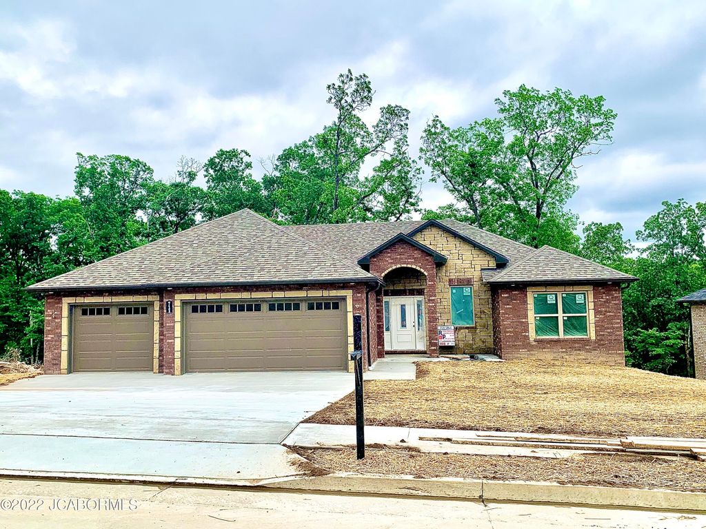 711 Sardonyx Dr, Jefferson City, MO 65109