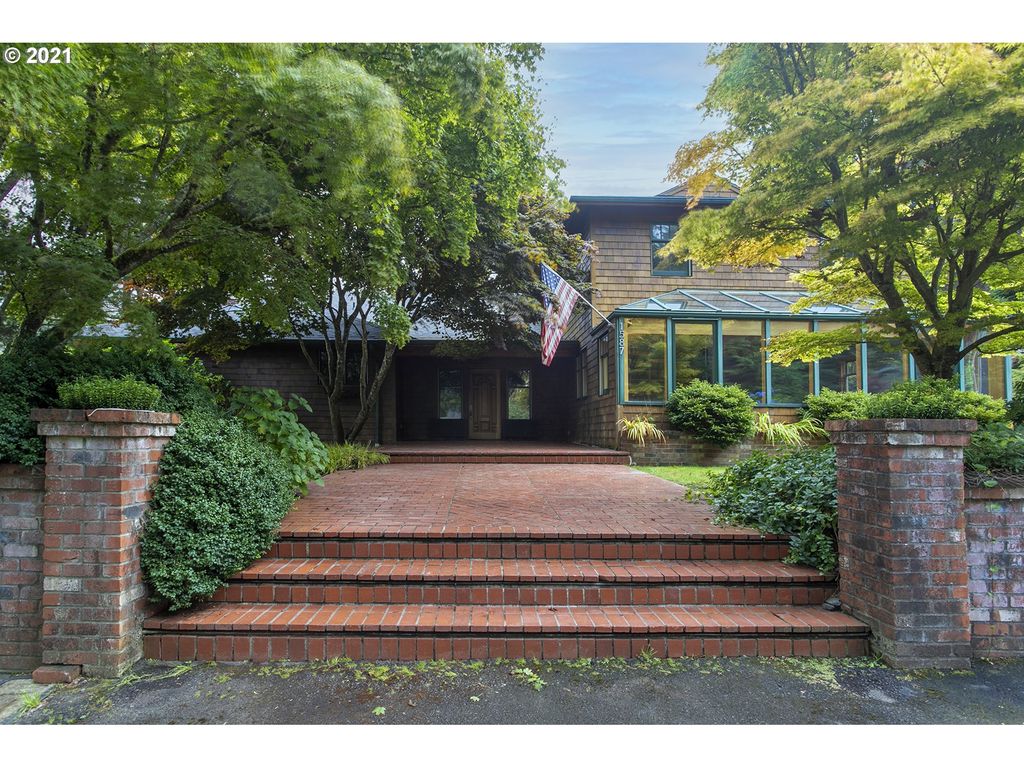 1587 S Spruce St, Cannon Beach, OR 97110