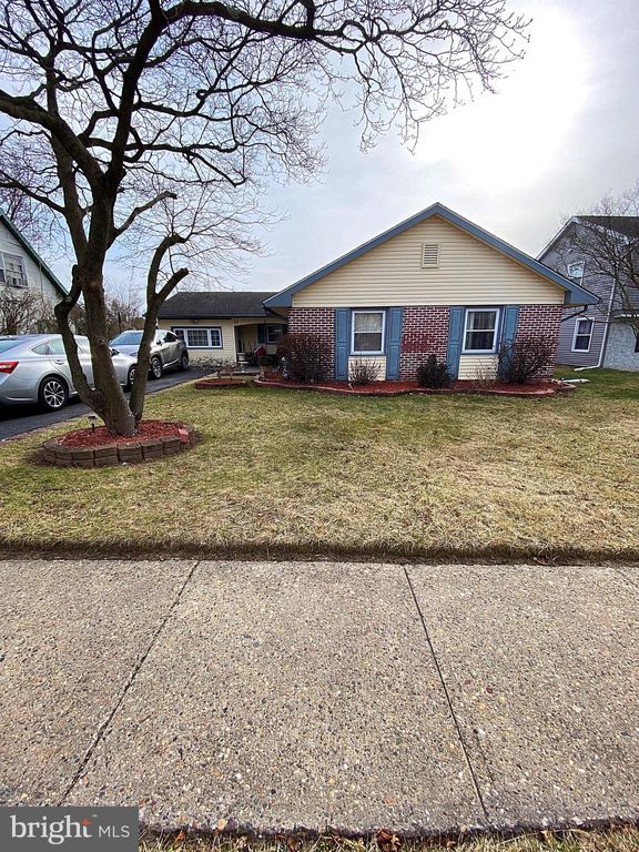 42 Pond Ln, Willingboro, NJ 08046