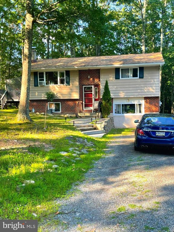 98 Deer Park Ln, Hawley, PA 18428