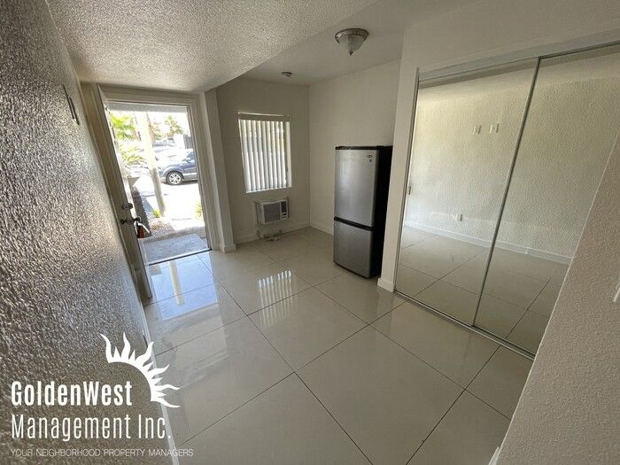 1401 E Carson Ave #12, Las Vegas, NV 89101