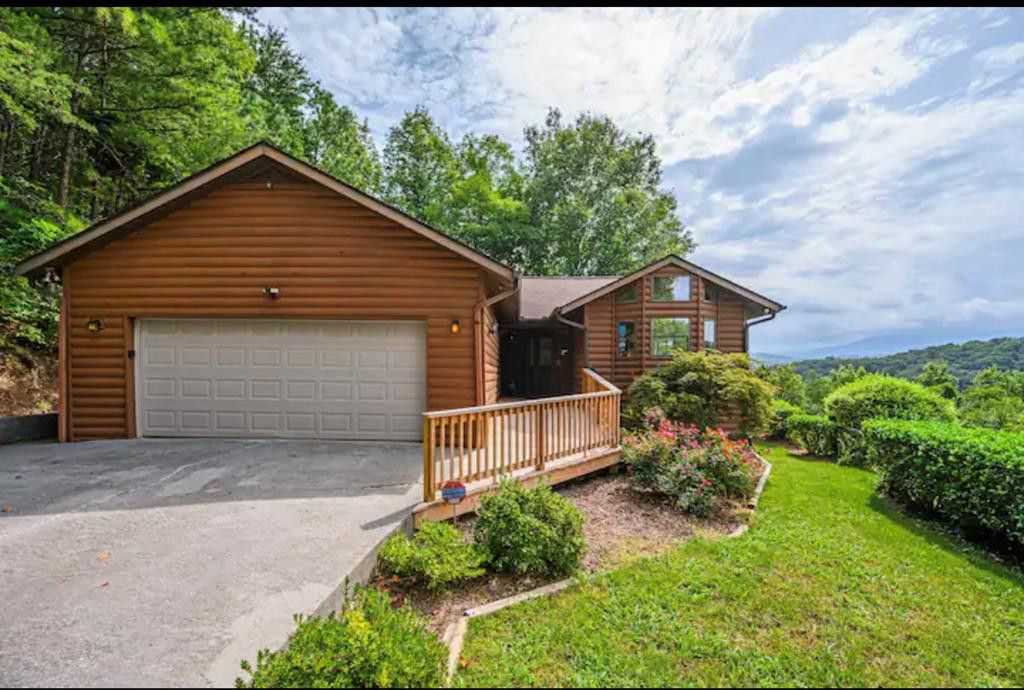 844 Boone Acres Ln, Pigeon Forge, TN 37863