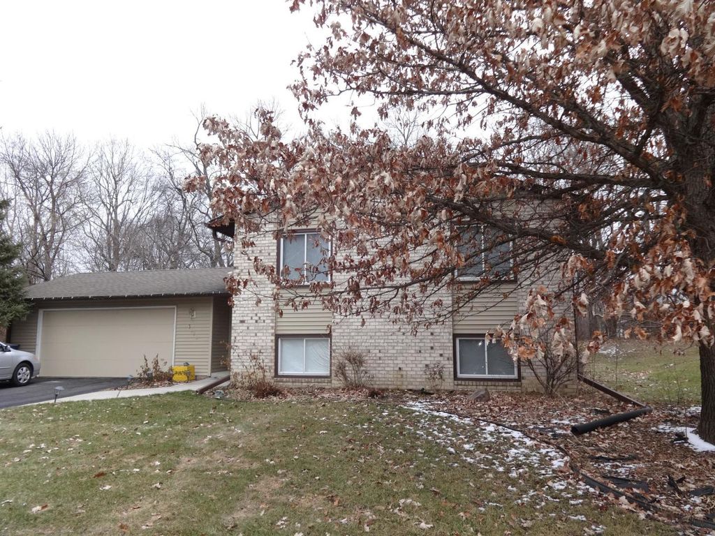 3300 Urbandale Ln N, Plymouth, MN 55447