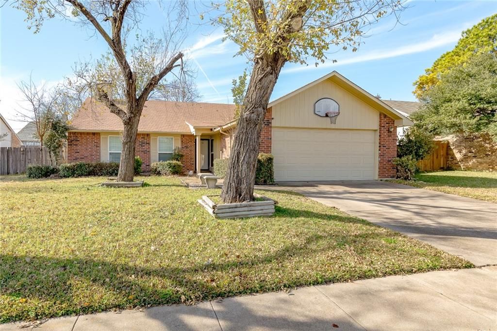 2405 Chinaberry Dr, Bedford, TX 76021