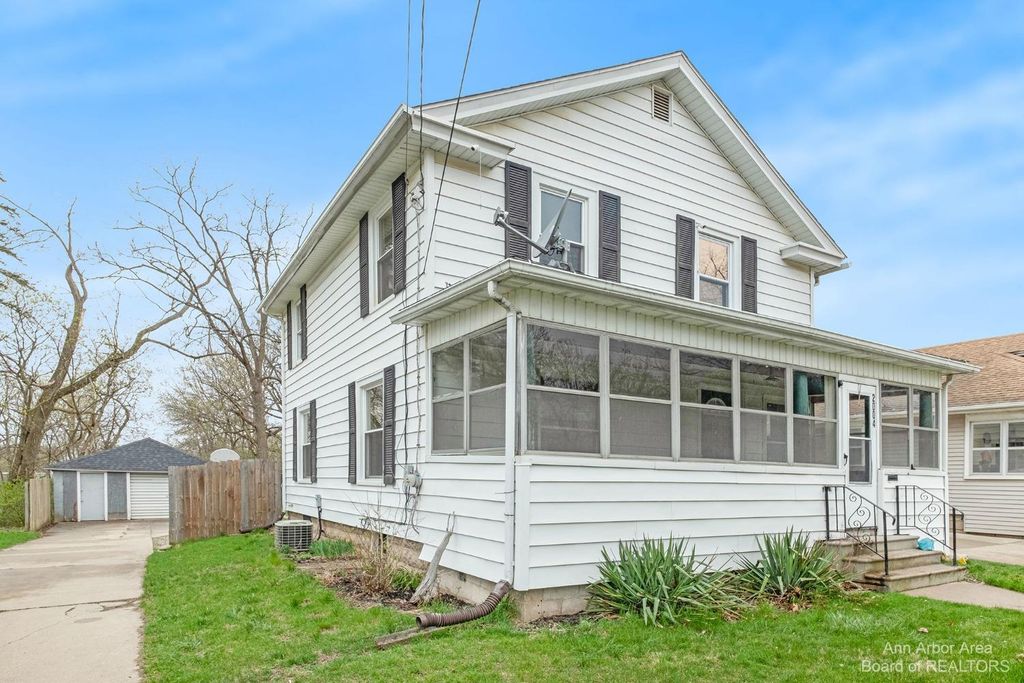 2004 S Jackson St, Jackson, MI 49203