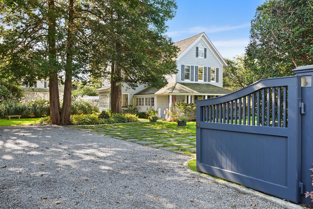 300 Hill St, Southampton, NY 11968