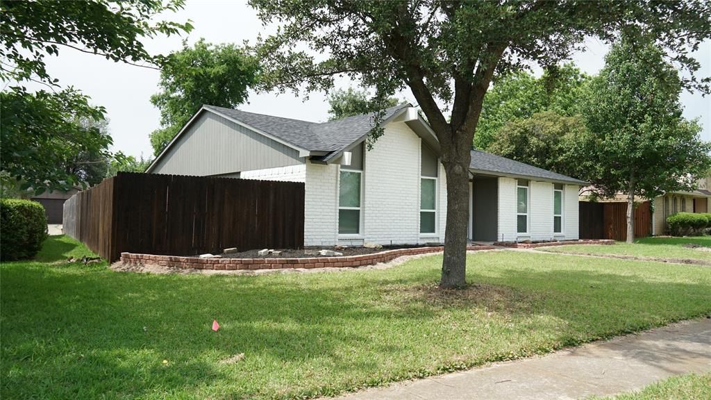 7318 Emory Oak Ln, Dallas, TX 75249