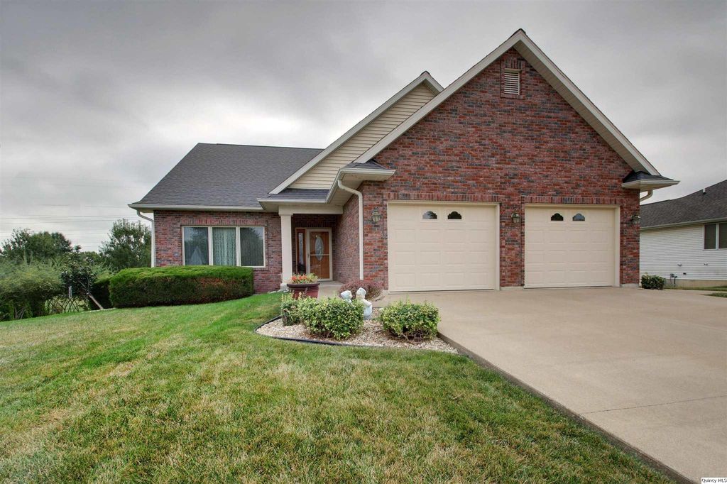 1329 Cadbury Rdg, Quincy, IL 62305
