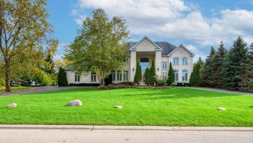 2 Pentwater Dr, Barrington, IL 60010