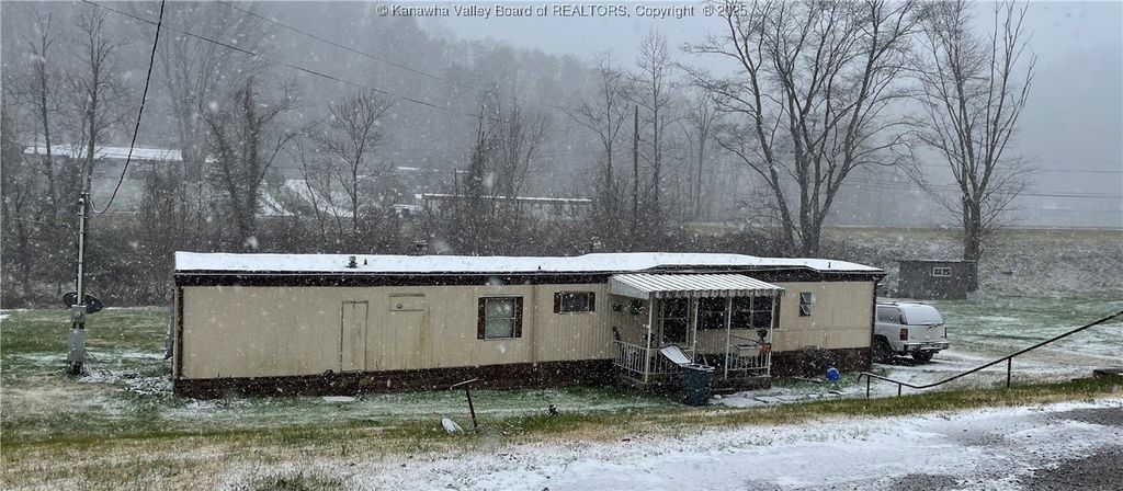 105 Hodges Rd, Hurricane, WV 25526