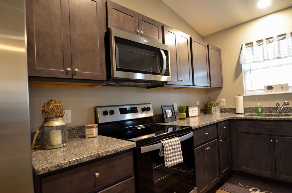 2565 Gardner Dr, Clinton, IA 52732