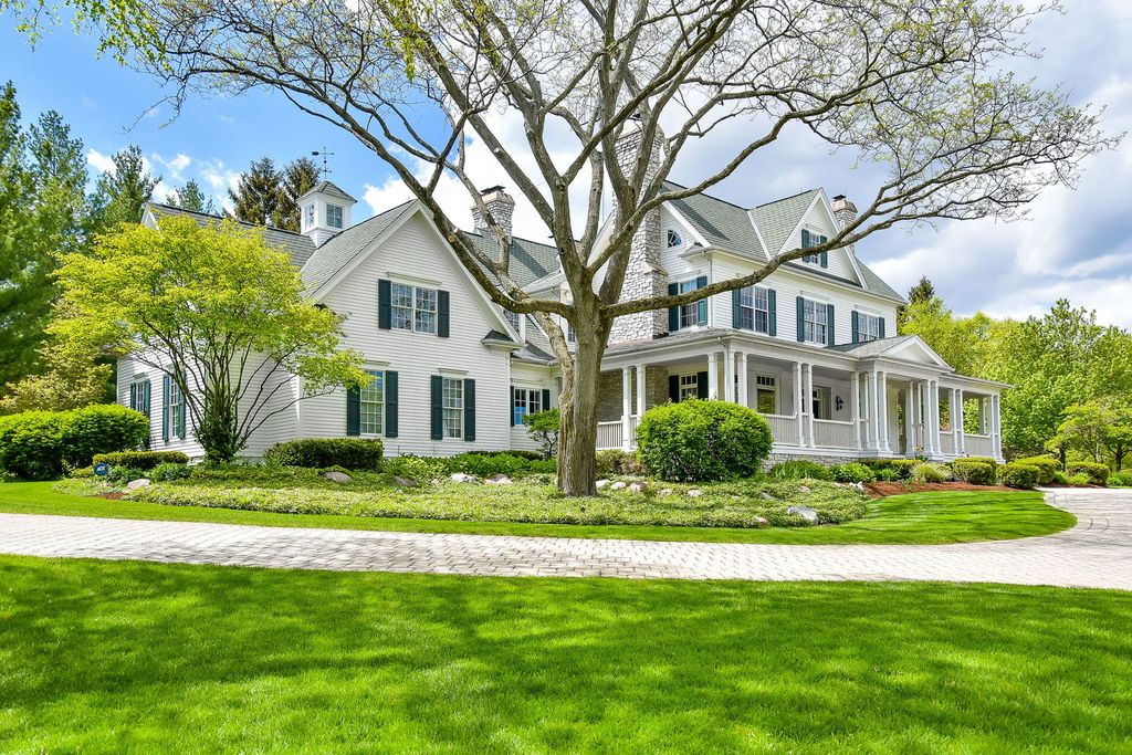 569 Ahlstrand Rd, Glen Ellyn, IL 60137