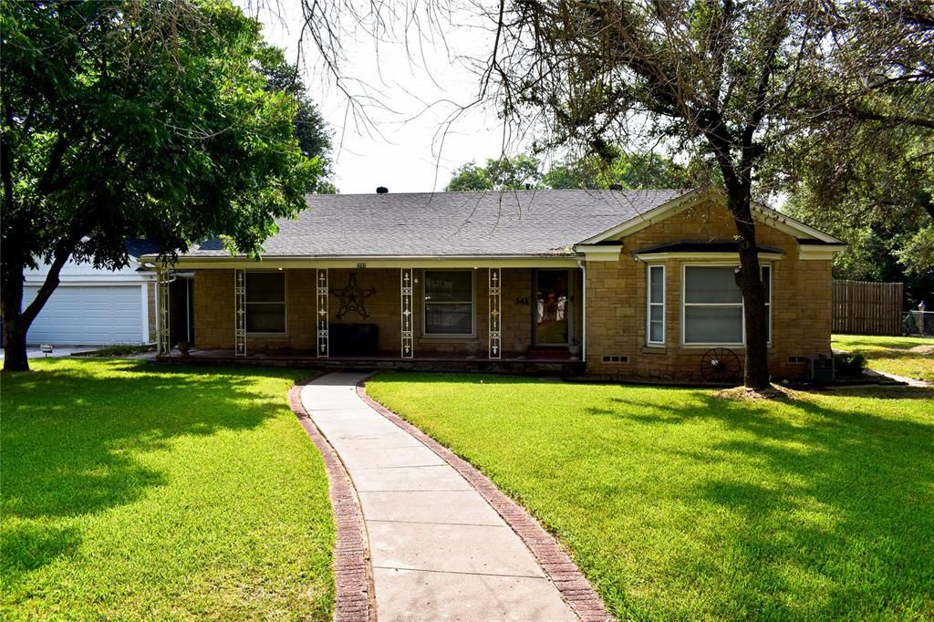 341 S Moseley St, De Leon, TX 76444