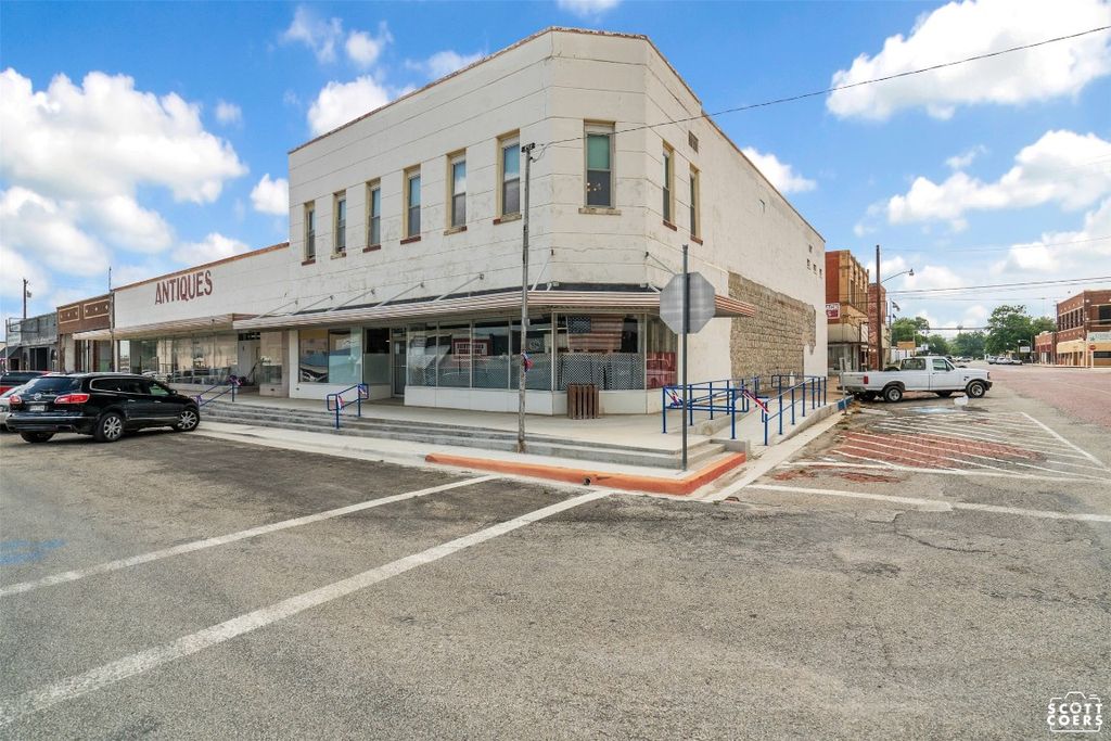 200/202 S  Commercial Ave, Coleman, TX 76834