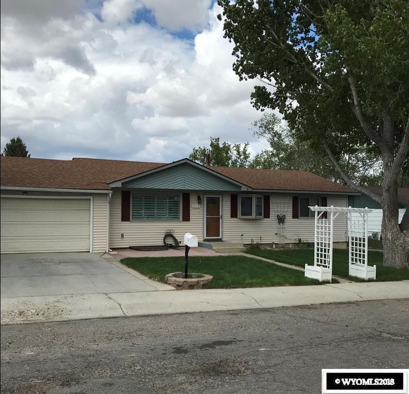 375 Stage Pl, Green River, WY 82935