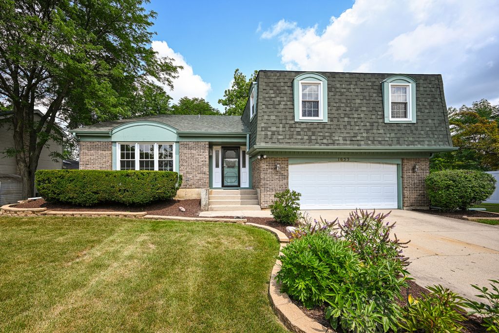 1653 Scottdale Cir, Wheaton, IL 60189