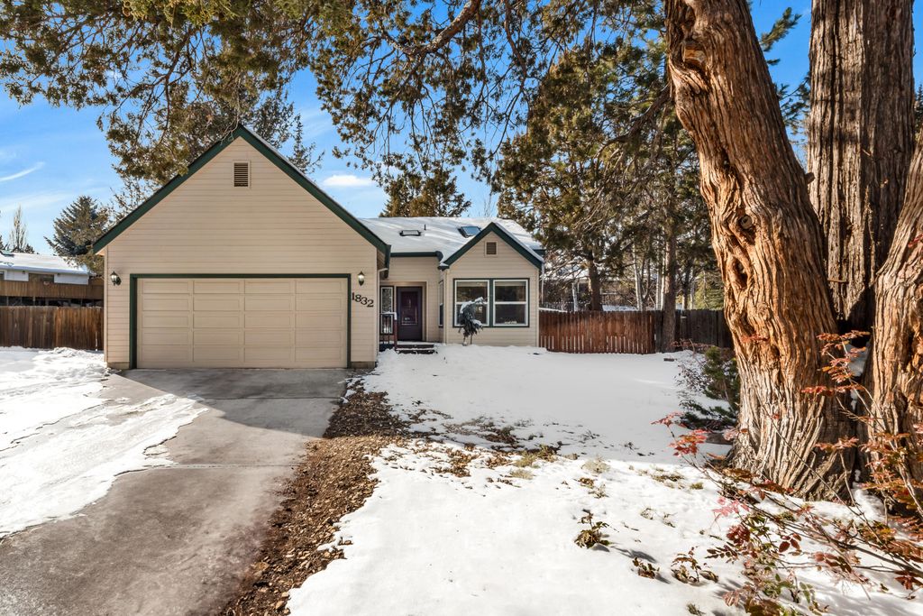 1832 SE Moorwood Ct, Bend, OR 97702