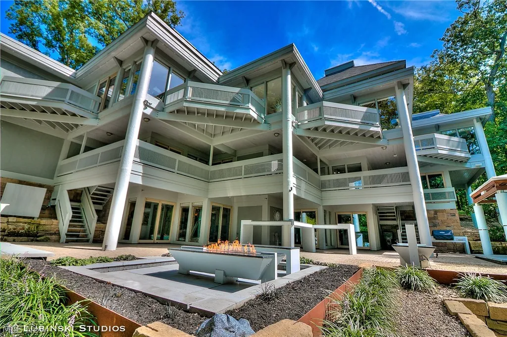 933 Top Of The Hill Rd, Akron, OH 44333 | MLS# 5195749 | Trulia