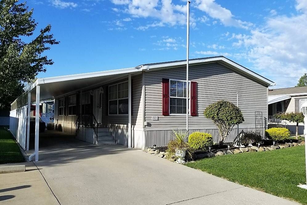 303 Pin Oak Cir, Elyria, OH 44035