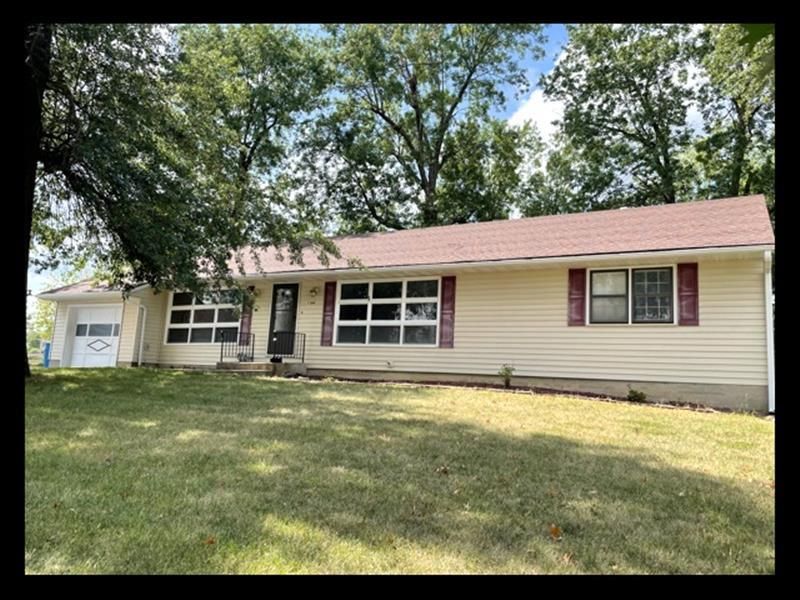 1109 Shady Ln, Macon, MO 63552