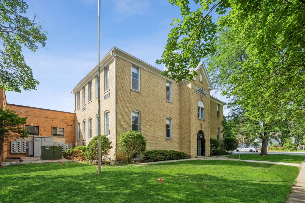 174 S McHenry Ave #2, Crystal Lake, IL 60014
