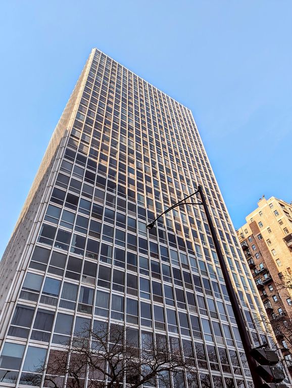 2400 N Lakeview Ave #1002, Chicago, IL 60614