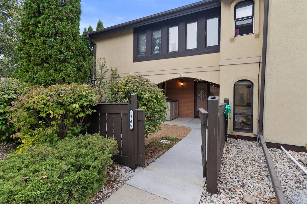 5266 South Somerset LANE, Milwaukee, WI 53221