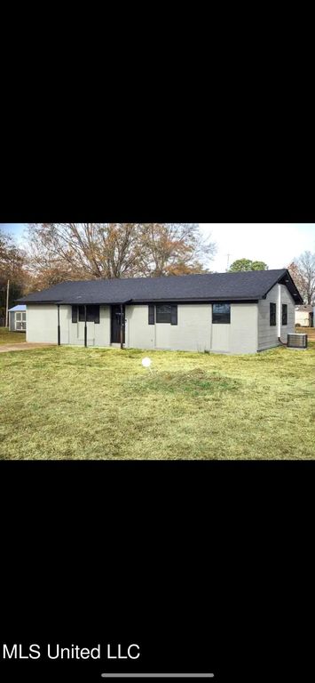 121 Sycamore Ln, Greenwood, MS 38930