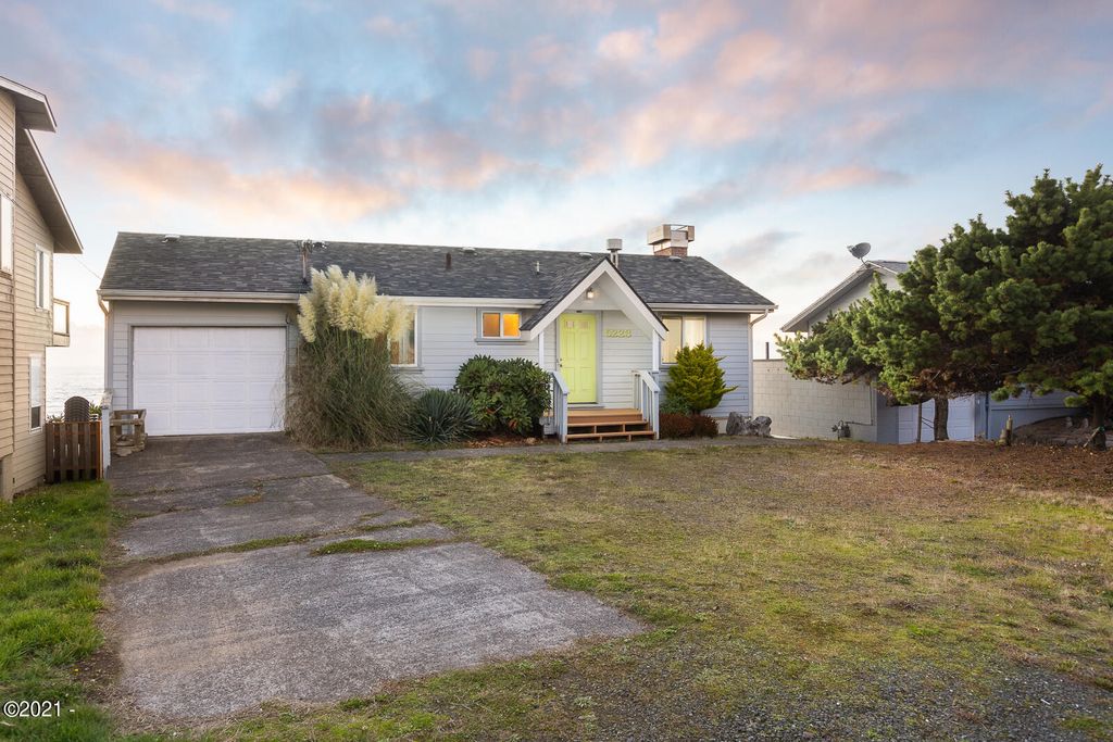 5223 NW Jetty Ave, Lincoln City, OR 97367