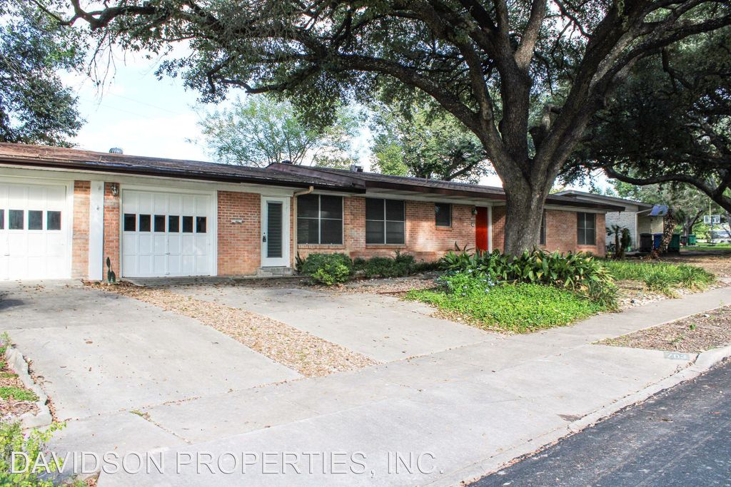 703 Larkwood Dr, San Antonio, TX 78209