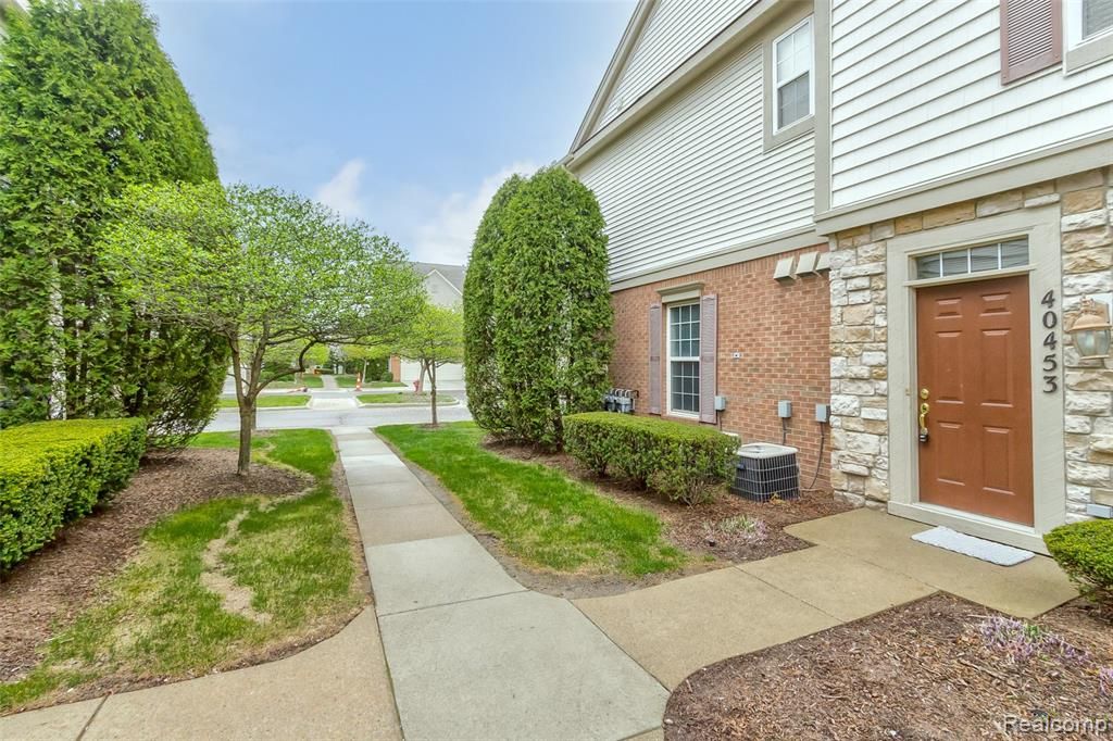 40453 Bay Harbor Ln, Canton, MI 48188