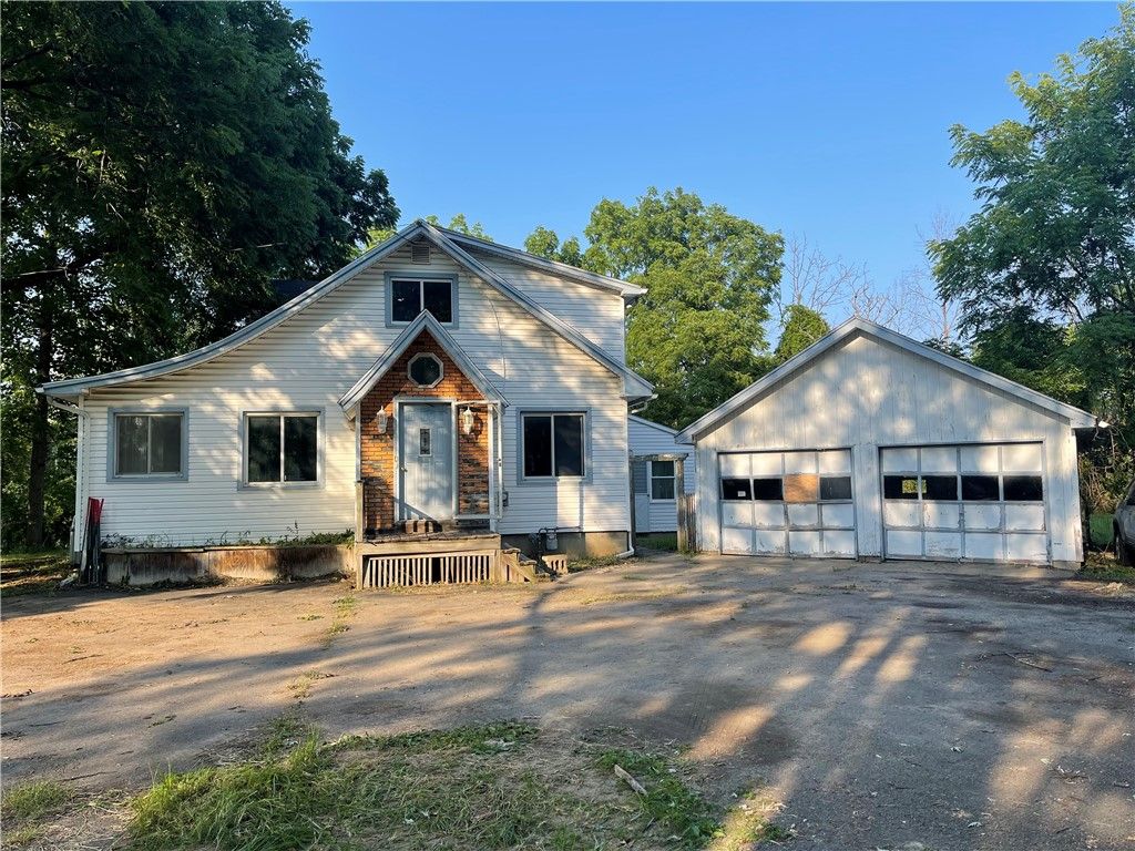 1006 Five Mile Line Rd, Webster, NY 14580