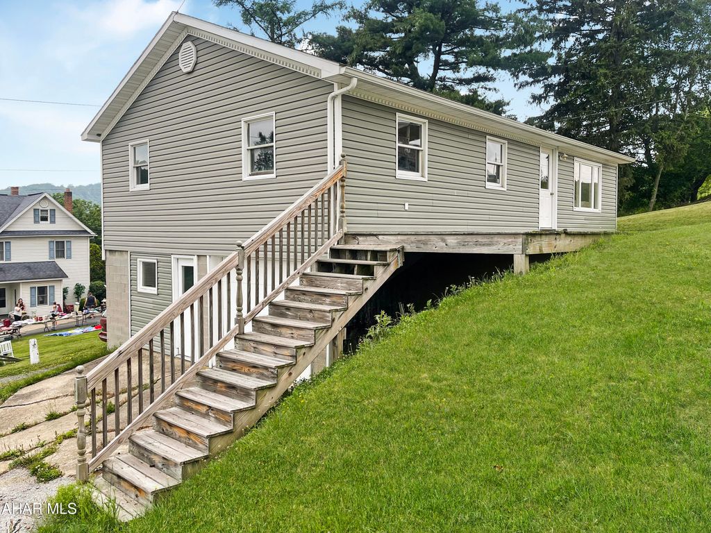 816 23rd St, Northern Cambria, PA 15714