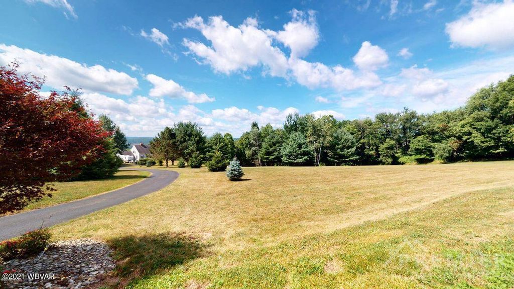 15 Florence Dr, Cogan Station, PA 17728