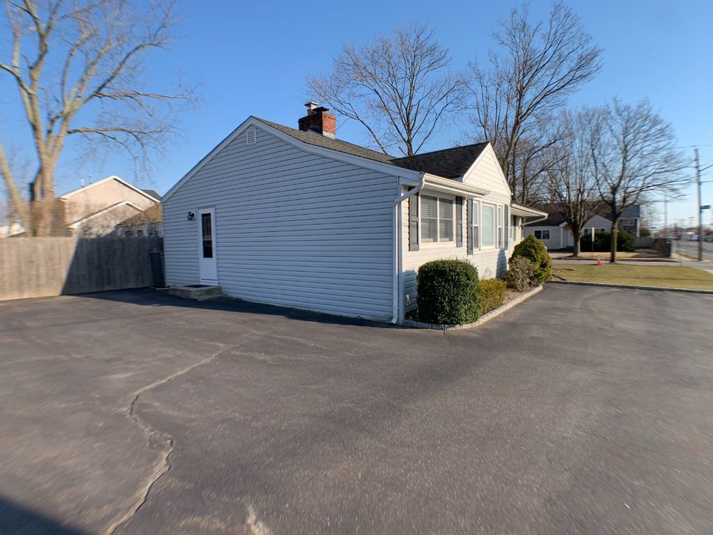 545 S Oyster Bay Rd, Plainview, NY 11803 3 Bed, 1 Bath SingleFamily