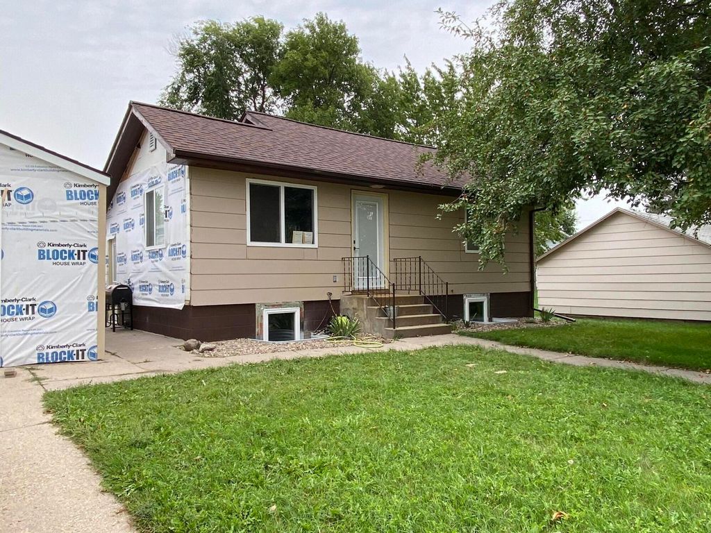 1214 9th Ave SW, Aberdeen, SD 57401