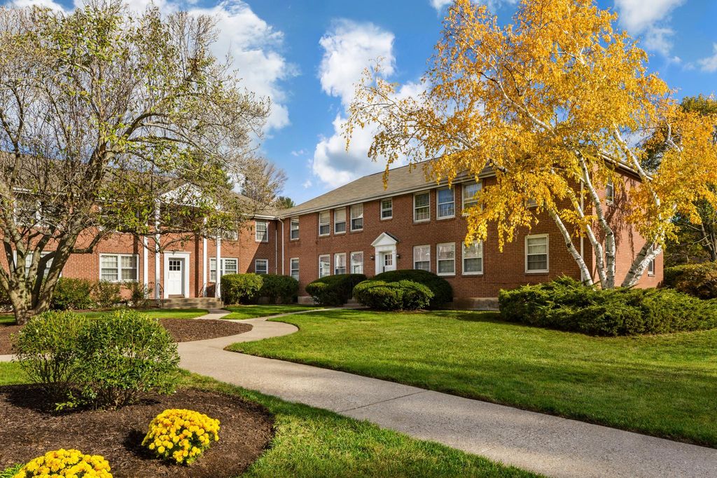 194 Woodrow St #A, West Hartford, CT 06107