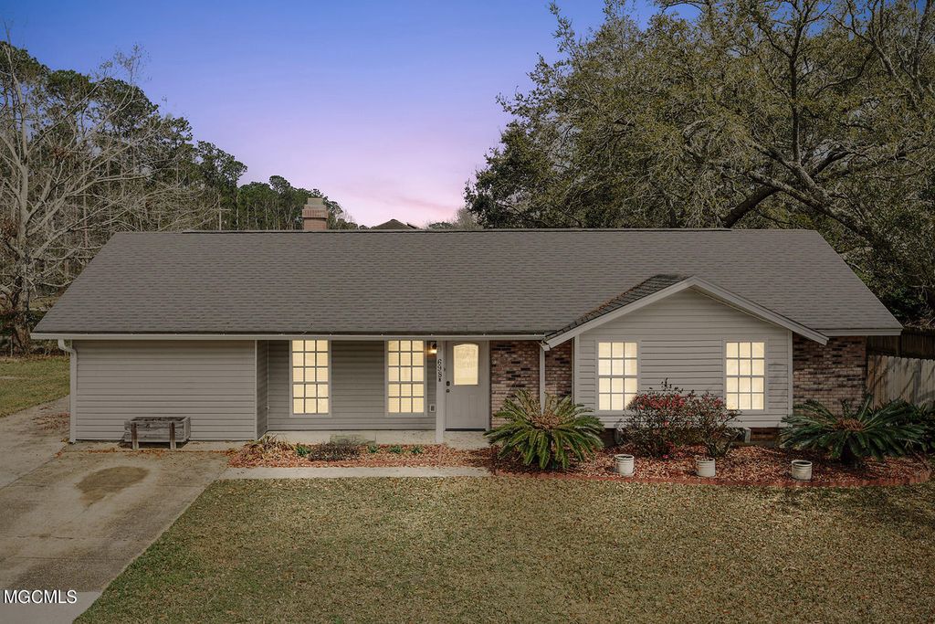 698 Michelle Dr, Biloxi, MS 39532