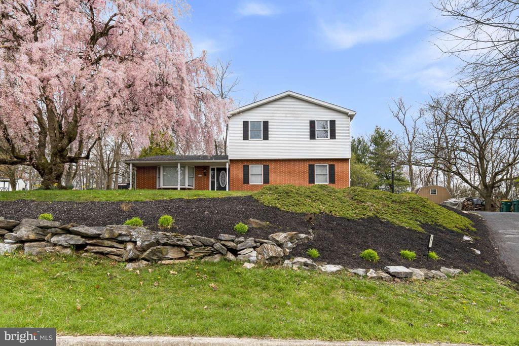 381 Laurie Ave, Hummelstown, PA 17036