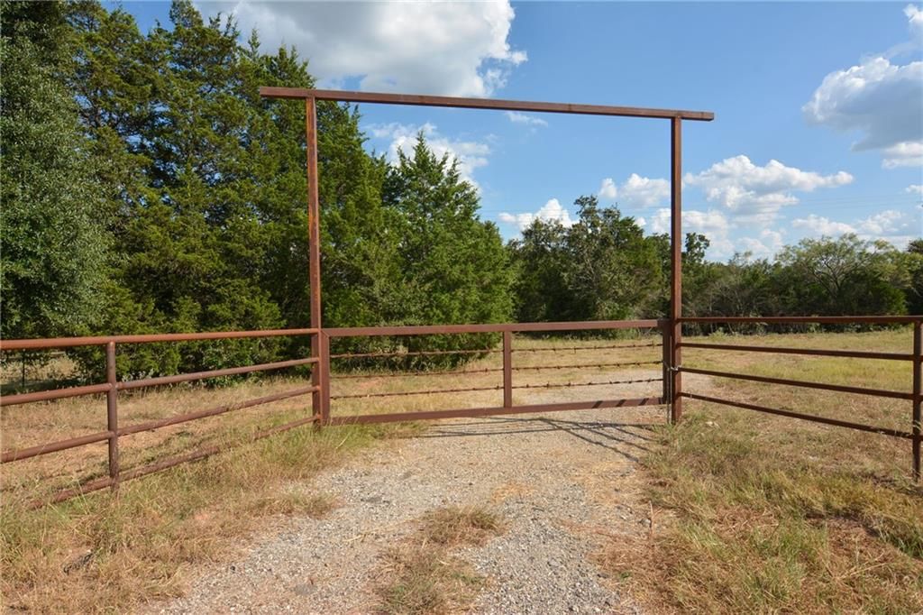 1899 Highway 21 E, Paige, TX 78659